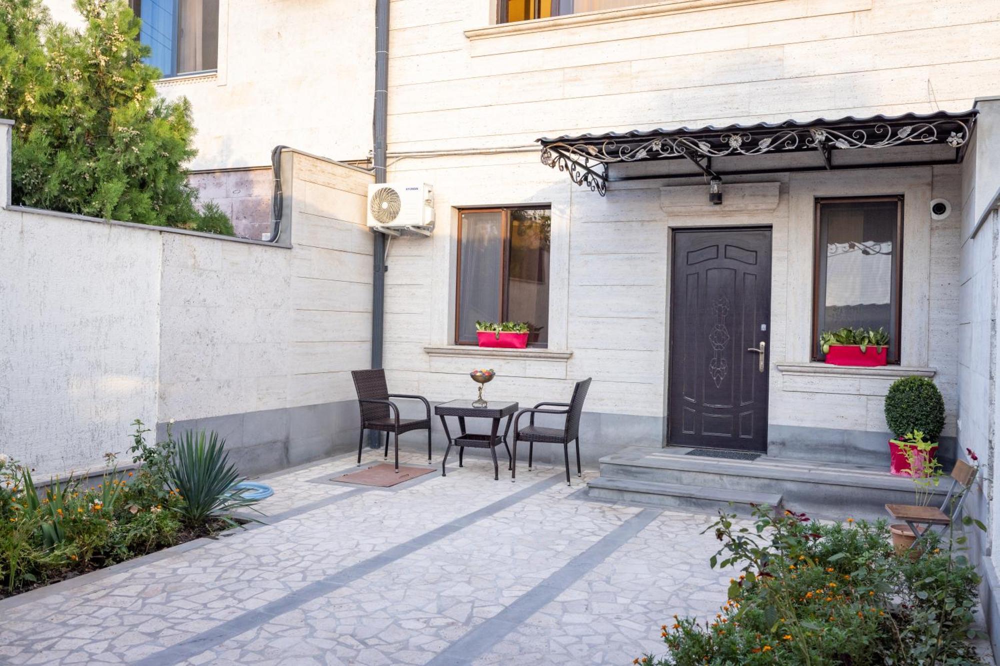Bed and Breakfast Our House Vagharshapat Exterior foto